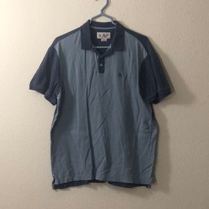 Men’s polo small hole in the sleeve but very good condition!